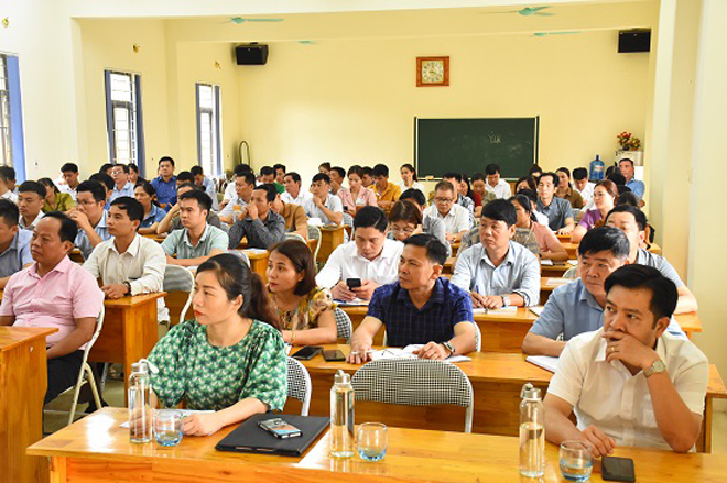 Từ đầu năm đến nay, Huyện ủy Lục Yên đã phối hợp với Ban Tổ chức Tỉnh ủy mở 1 lớp bồi dưỡng cấp ủy cho 100 học viên.